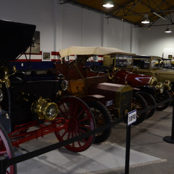 El Museo Emiliozzi de Olavarría expone autos antiguos de 1900 a 1970