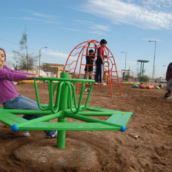 Se avanza con señalética urbana y juegos infantiles para espacios públicos