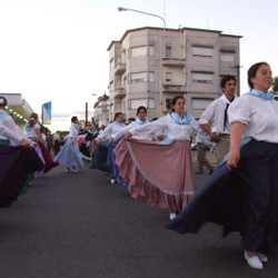 Folclore en la calle para festejar el 25 de Mayo