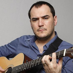 El cantautor español Ismael Serrano presentará "Guitarra & Voz" en el Teatro