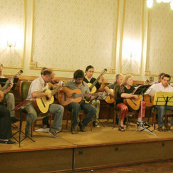 La Orquesta Guitarras del Barrio se presentará durante la Semana de Mayo