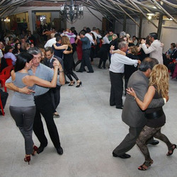 Los bailarines de Julio Iglesias se presentarán este sábado en el CC ADIFA